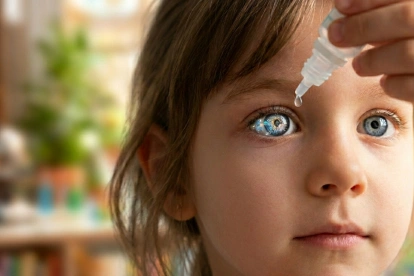 Referencial. Un niño aplica gotas oculares en el marco de estudios sobre nuevos tratamientos contra el cáncer infantil.