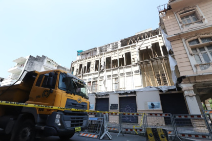 El colapso parcial de la Casa Tola ocurrió del lado de la calle Escobedo. La emergencia no dejó heridos.