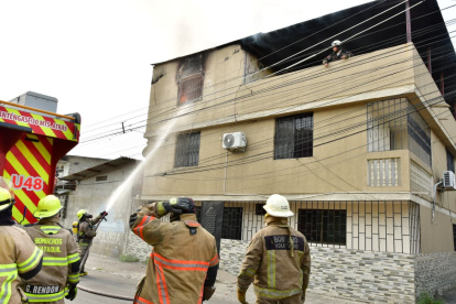 El incendio se registró en un departamento del último piso de esta casa de tres pisos, ubicada en Mapasingue Este, en el norte de Guayaquil.