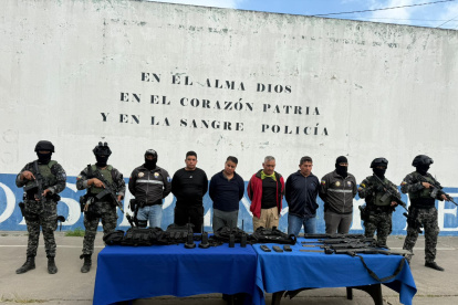 Tres policías en servicio activo y un militar en servicio pasivo fueron aprehendidos en flagrancia en el cantón Camilo Ponce Enríquez.