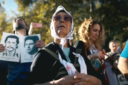 Personas durante la manifestación por el Día Nacional de la Memoria por la Verdad y la Justicia por las víctimas de la última dictadura cívico-militar en Buenos Aires (Argentina).