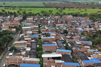 Paneles solares en los techos de viviendas de un barrio al oriente de Cali (Colombia).