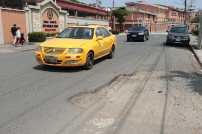 Riesgo. Baches enormes han generado daños y caídas en varios puntos de Urdesa.