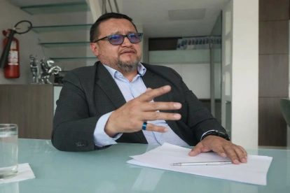 Marco Antonio Núñez, gerente legal de Inycofyi, defiende los trabajos ejecutados por esta empresa en las centrales Salitral y Quevedo.