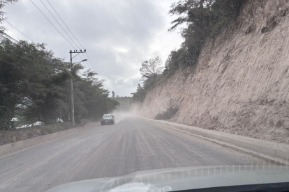 La vía Nayón–Cumbayá presenta tramos irregulares y polvo constante tras meses de obras inconclusas.