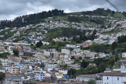 Crecimiento. La construcción de viviendas alcanza laderas y periferias de Quito, bajo una normativa que abre debate sobre planificación territorial.