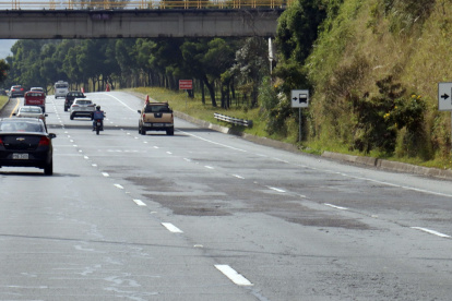 Reparación. En marzo, la Epmmop realizó un bacheo de la Ruta Viva.