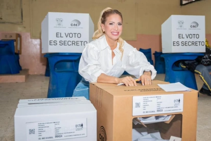 Susana González, ejerciendo su voto cuando fue candidata a la Asamblea por Suma en 2024