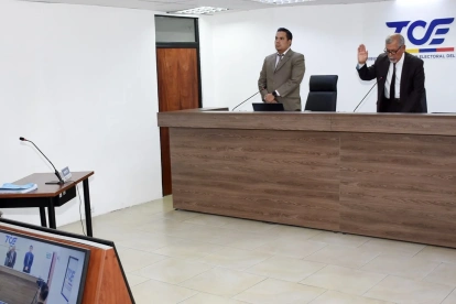 El abogado de la RC solicitó que el TCE deje sin efecto la suspensión que ordenó el juez electoral, Joaquín Viteri (d).