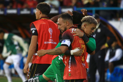 Lucas Mancinelli (c) de Deportivo Cuenca celebra un gol en un partido de la Copa Sudamericana entre Deportivo Cuenca y Santos.