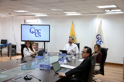 Sesión del pleno del Consejo de Participación Ciudadana y Control Social (CPCCS) durante una reunión institucional en su sede en Ecuador.