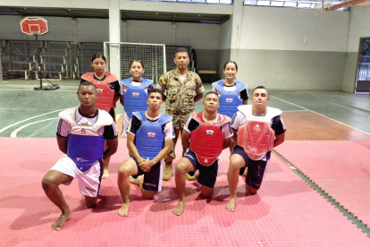 El entrenador Ronald Gainza y varios de los deportistas.