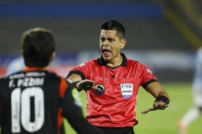 Francisco Pizzini reclama al árbitro del partido entre Universidad Católica y Emelec.