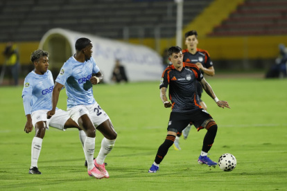 Católica y Emelec empatan 1-1 en el estadio Atahualpa.