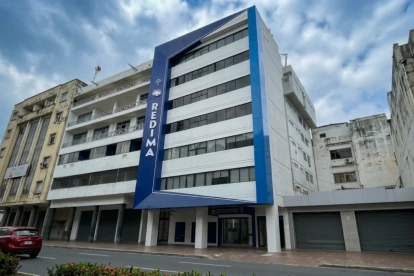 Edificio del Centro Médico Madre María, iniciativa de la Fundación Redima para brindar atención médica en el centro de Guayaquil.
