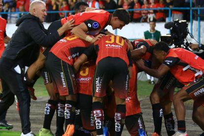 Jugadores del Deportivo Cuenca celebran el gol de Lucas Mancinelli.