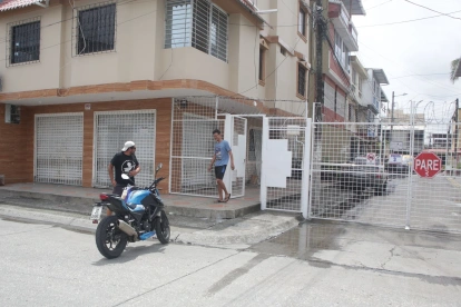 Vecinos de la ciudadela Guayacanes, en el norte de Guayaquil, reportan apagones a diario.