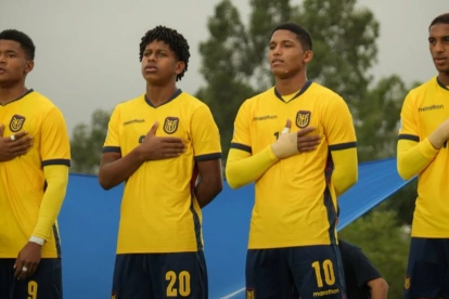 Jugadores de la Selección de Ecuador Sub 17 previo a un partido del Sudamericano.