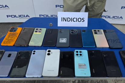 Como evidencia, la Policía encontró los 19 celulares cuya procedencia no pudo justificar el detenido.