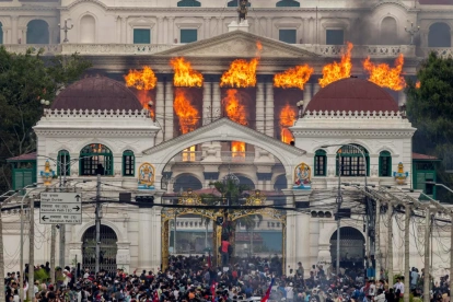 Manifestantes incendian el complejo gubernamental durante violentas protestas en Katmandú, Nepal. Fotografía del ganador de World Press Photo 2026, Narendra Shrestha