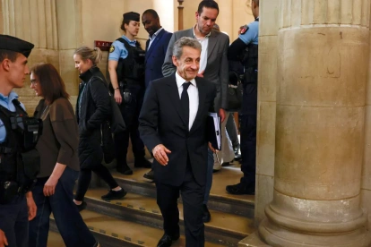 El expresidente francés Nicolas Sarkozy (C) sale del juzgado durante el juicio de apelación en el caso de financiación libia en París, Francia, 09 de abril de 2026.