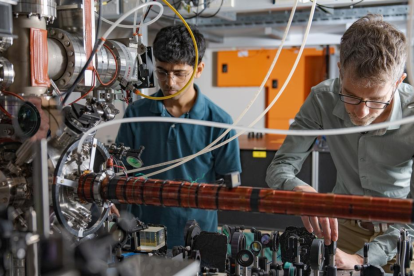 Yogesh Sridhar y Sean Hodgman, de la Universidad Nacional de Australia, lideraron el experimento que demostró el entrelazamiento cuántico con átomos de helio.