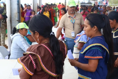 Fotografía del 25 de marzo de 2026 que muestra a indígenas haciendo fila durante la entrega de bonos en la comarca, en Chiriquí (Panamá).