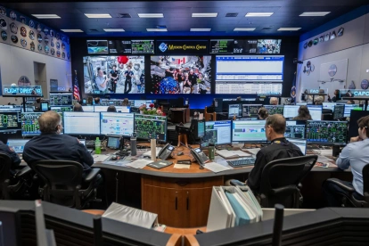 En el centro de control, la NASA coordina Artemis II mientras sus astronautas reciben salarios estándar de empleados federales.