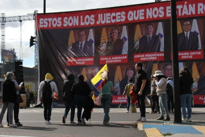 En agosto de 2025 aparecieron vallas gigantes con las fotos de los jueces de la Corte Constitucional en calles de Quito cercanas a la sede de la Corte.