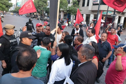 Los dirigentes hablan con miembros de la Policía Nacional antes de iniciar el plantón y marcha en contra del IVA a alimentos procesados.