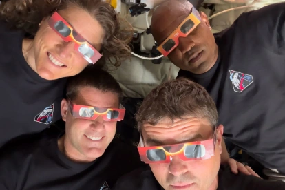 Fotografía cedida por la NASA donde aparecen los integrantes de la tripulación de la misión Artemis II.