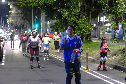 Patinadores avanzan por la avenida Amazonas durante el Paseo Express, una experiencia nocturna segura y llena de energía en Quito.