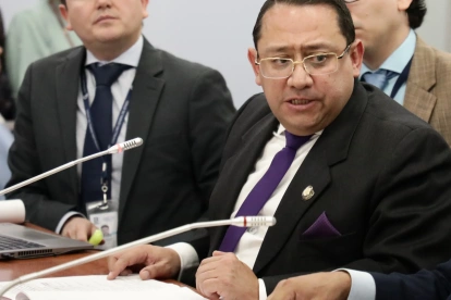 El contralor Mauricio Torres se queja de que le critican porque sus familiares tienen importantes cargos públicos y amenaza con denuncias.