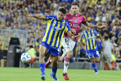 Alejo Véliz (i) de Rosario disputa un balón con Mateo Carabajal de Independiente del Valle.