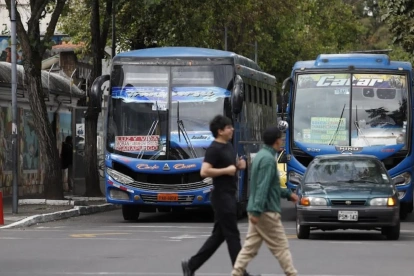 En la Juan León Mera y Jorge Washington, en el centro norte de Quito, buses corretean.