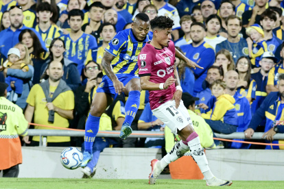 Jáminton Campaz (i) de Rosario disputa un balón con Daykol Romero de Independiente del Valle .