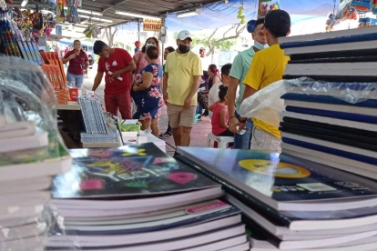 Los padres de familia buscan los mejores precios para ahorrar.