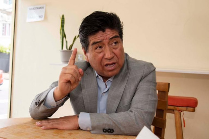 Desde los últimos meses del 2025, Jorge Yunda empezó a aparecer con bata de médico en barrios, se lo observa contando anécdotas y haciendo reír a los asistentes.