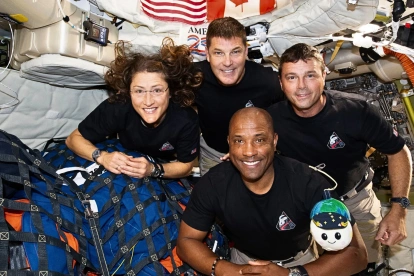 Tripulación de la misión Artemis II posa en microgravedad dentro de la cápsula Orion durante su viaje alrededor de la Luna.