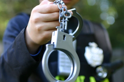 Referencial. Agentes de la Policía Nacional exhiben las esposas utilizadas durante la detención del sospechoso.