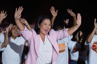 La candidata a la Presidencia de Perú por el partido Fuerza Popular, Keiko Fujimori (c), reacciona durante el cierre de su campaña, en Lima (Perú).