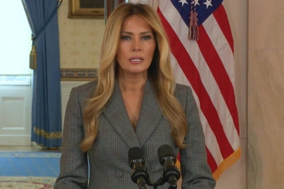 Melania Trump ofrece una declaración desde la Casa Blanca en Washington.