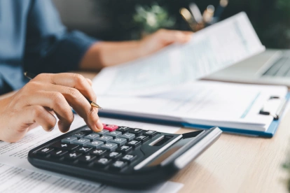 Referencial.Trabajadores realizan cálculos sobre el pago de utilidades en Ecuador.