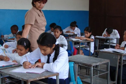El profesor de hoy debe enseñar adaptándose a la tecnología y a las circunstancias de hoy sin dejar de lado el afecto y el respeto a sus alumnos.