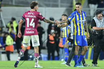 Angel Di María (d) de Rosario saluda a Mateo Carabajal de Independiente del Valle.