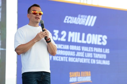 El presidente Daniel Noboa durante su visita a Santa Elena, donde anunció inversiones y entregó obras viales en Salinas.