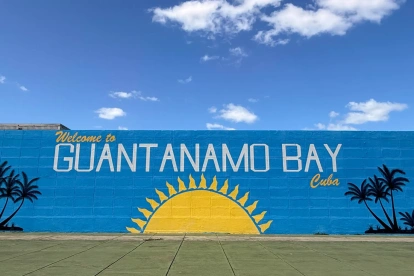 Fotografía del 22 de marzo de 2026 de un mural que da la bienvenida en un letrero en inglés a la bahía de Guantánamo, en Guantánamo (Cuba).