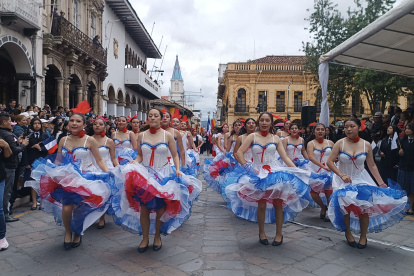 Estudiantes de los colegios de Cuenca participaron en el desfile que abrió las festividades por los 469 años de Fundación española.