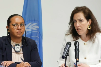 Grupo de trabajo sobre la utilización de mercenarios, Michelle Small (i), y la integrante del grupo Joana de Deus Pereira, durante una rueda de prensa en Bogotá (Colombia).