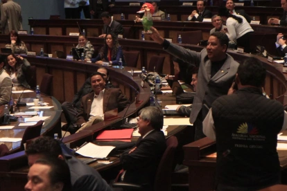 Cuando las ideas se vacían, el poder se expande sin límites claros. El debate deja de ser sobre principios y se convierte en una pugna por imponer ideologías.